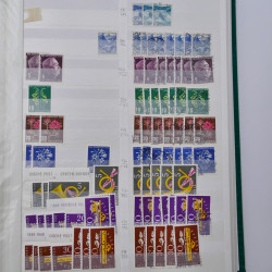 Suisse stock de timbres entre 1913-1986 neufs et oblitérés en 2 albums.