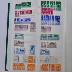 Suisse stock de timbres entre 1913-1986 neufs et oblitérés en 2 albums.
