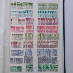 Suisse stock de timbres entre 1913-1986 neufs et oblitérés en 2 albums.