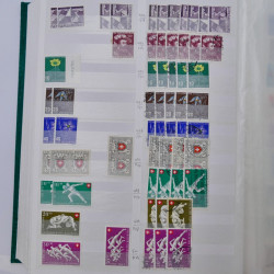 Suisse stock de timbres entre 1913-1986 neufs et oblitérés en 2 albums.
