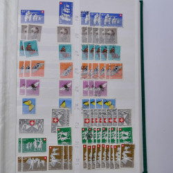 Suisse stock de timbres entre 1913-1986 neufs et oblitérés en 2 albums.