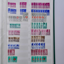 Suisse stock de timbres entre 1913-1986 neufs et oblitérés en 2 albums.