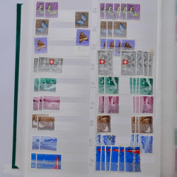 Suisse stock de timbres entre 1913-1986 neufs et oblitérés en 2 albums.
