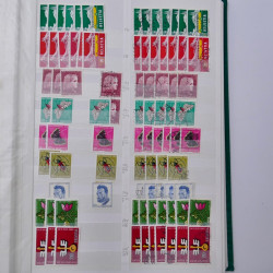 Suisse stock de timbres entre 1913-1986 neufs et oblitérés en 2 albums.