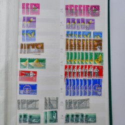 Suisse stock de timbres entre 1913-1986 neufs et oblitérés en 2 albums.