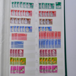 Suisse stock de timbres entre 1913-1986 neufs et oblitérés en 2 albums.