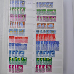 Suisse stock de timbres entre 1913-1986 neufs et oblitérés en 2 albums.