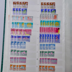 Suisse stock de timbres entre 1913-1986 neufs et oblitérés en 2 albums.