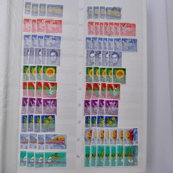 Suisse stock de timbres entre 1913-1986 neufs et oblitérés en 2 albums.