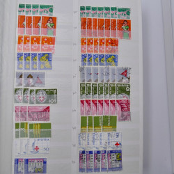 Suisse stock de timbres entre 1913-1986 neufs et oblitérés en 2 albums.