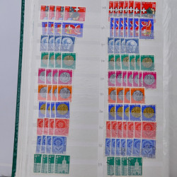 Suisse stock de timbres entre 1913-1986 neufs et oblitérés en 2 albums.