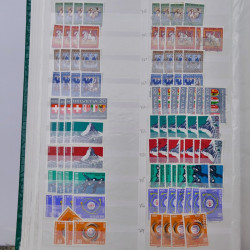 Suisse stock de timbres entre 1913-1986 neufs et oblitérés en 2 albums.