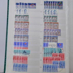 Suisse stock de timbres entre 1913-1986 neufs et oblitérés en 2 albums.