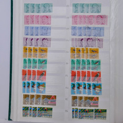 Suisse stock de timbres entre 1913-1986 neufs et oblitérés en 2 albums.