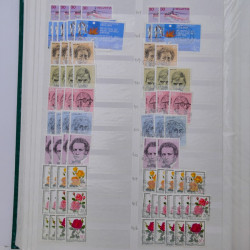 Suisse stock de timbres entre 1913-1986 neufs et oblitérés en 2 albums.