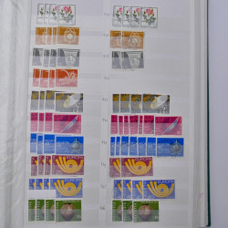 Suisse stock de timbres entre 1913-1986 neufs et oblitérés en 2 albums.