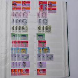 Suisse stock de timbres entre 1913-1986 neufs et oblitérés en 2 albums.
