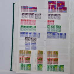 Suisse stock de timbres entre 1913-1986 neufs et oblitérés en 2 albums.