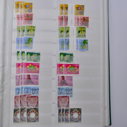 Suisse stock de timbres entre 1913-1986 neufs et oblitérés en 2 albums.