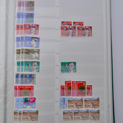 Suisse stock de timbres entre 1913-1986 neufs et oblitérés en 2 albums.