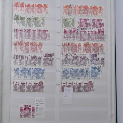 Suisse stock de timbres entre 1913-1986 neufs et oblitérés en 2 albums.