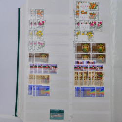 Suisse stock de timbres entre 1913-1986 neufs et oblitérés en 2 albums.