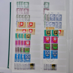 Suisse stock de timbres entre 1913-1986 neufs et oblitérés en 2 albums.