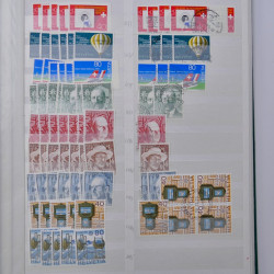 Suisse stock de timbres entre 1913-1986 neufs et oblitérés en 2 albums.