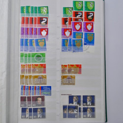 Suisse stock de timbres entre 1913-1986 neufs et oblitérés en 2 albums.