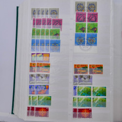Suisse stock de timbres entre 1913-1986 neufs et oblitérés en 2 albums.