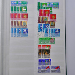 Suisse stock de timbres entre 1913-1986 neufs et oblitérés en 2 albums.