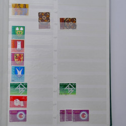 Suisse stock de timbres entre 1913-1986 neufs et oblitérés en 2 albums.