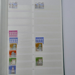 Suisse stock de timbres entre 1913-1986 neufs et oblitérés en 2 albums.