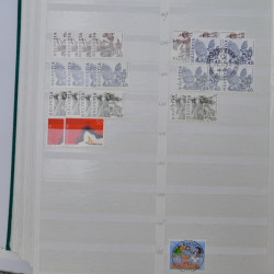 Suisse stock de timbres entre 1913-1986 neufs et oblitérés en 2 albums.