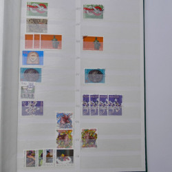 Suisse stock de timbres entre 1913-1986 neufs et oblitérés en 2 albums.