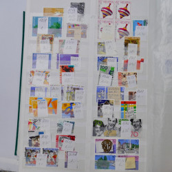 Suisse stock de timbres entre 1913-1986 neufs et oblitérés en 2 albums.