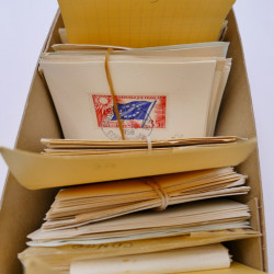 France lot d'entiers postaux et divers cachets pour revente en une boite.