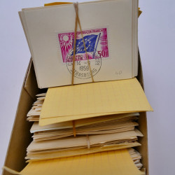 France lot d'entiers postaux et divers cachets pour revente en une boite.