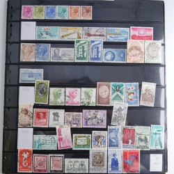 Lot de timbres d'Italie 1863-2002 neufs et oblitérés sur feuilles d'album. Lot de timbres d'Italie 1863-2002 neufs et oblitérés sur feuilles d'album.