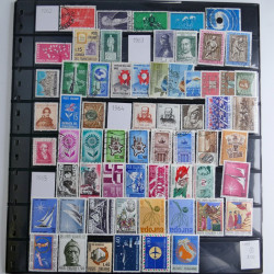 Lot de timbres d'Italie 1863-2002 neufs et oblitérés sur feuilles d'album. Lot de timbres d'Italie 1863-2002 neufs et oblitérés sur feuilles d'album.