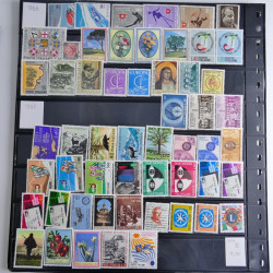 Lot de timbres d'Italie 1863-2002 neufs et oblitérés sur feuilles d'album. Lot de timbres d'Italie 1863-2002 neufs et oblitérés sur feuilles d'album.
