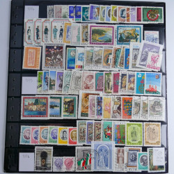 Lot de timbres d'Italie 1863-2002 neufs et oblitérés sur feuilles d'album. Lot de timbres d'Italie 1863-2002 neufs et oblitérés sur feuilles d'album.