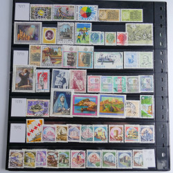 Lot de timbres d'Italie 1863-2002 neufs et oblitérés sur feuilles d'album. Lot de timbres d'Italie 1863-2002 neufs et oblitérés sur feuilles d'album.