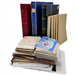 Vrac philatélique de timbres du monde neufs et oblitérés en un carton.