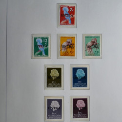 Vrac philatélique de timbres du monde neufs et oblitérés en un carton.