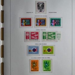 Vrac philatélique de timbres du monde neufs et oblitérés en un carton.