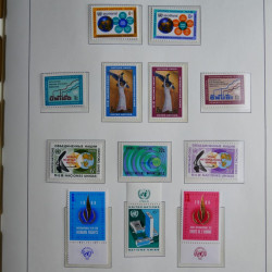 Vrac philatélique de timbres du monde neufs et oblitérés en un carton.