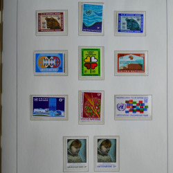 Vrac philatélique de timbres du monde neufs et oblitérés en un carton.