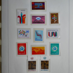 Vrac philatélique de timbres du monde neufs et oblitérés en un carton.