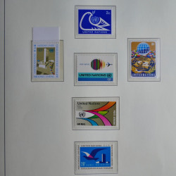 Vrac philatélique de timbres du monde neufs et oblitérés en un carton.